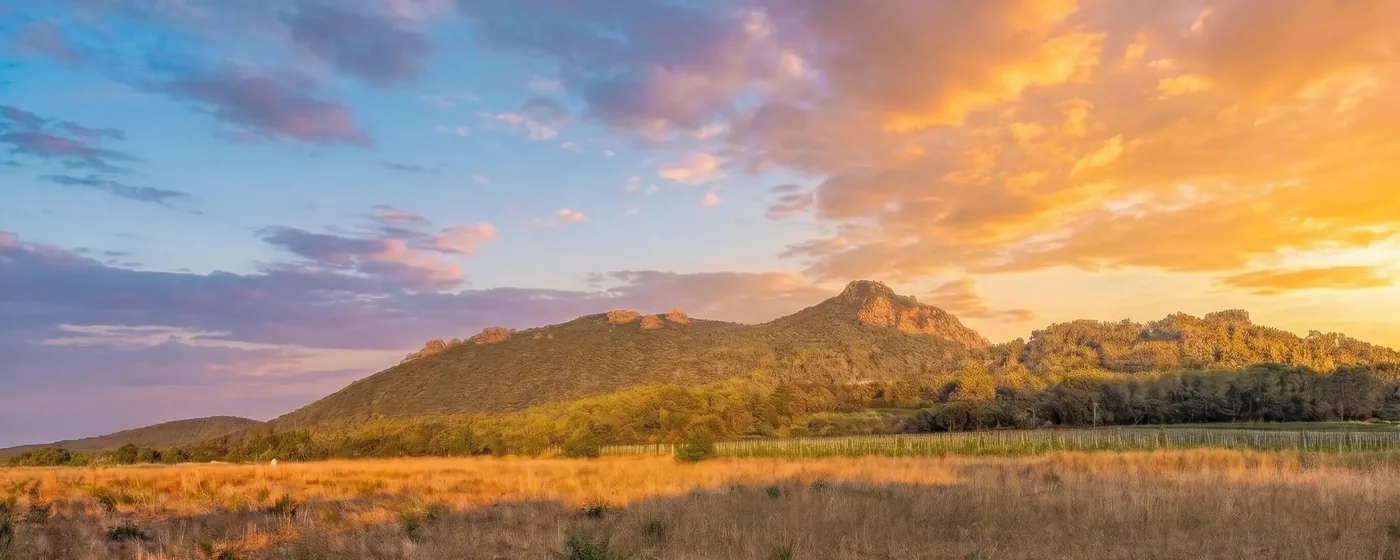 La colline du Fenouillet au coucher du soleil, au-dessus de la plaine de La Crau.